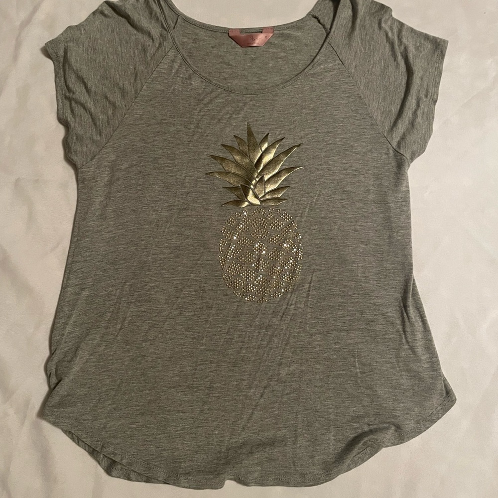 SJS Gray Pineapple Scoop Neck Graphic Tee with Gold Design, Size Medium